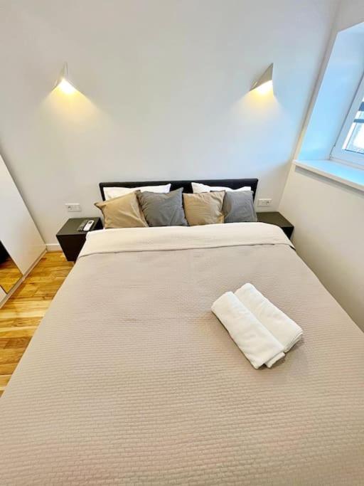 White 1 Bd Old Town Apartment By Hostlovers Kaunas Exterior photo